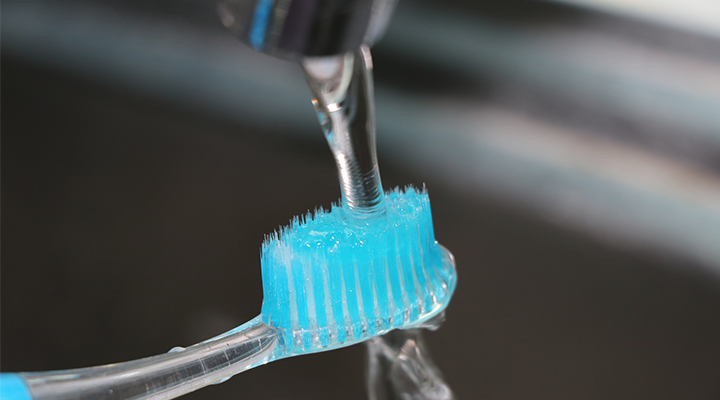 how to clean toothbrushes