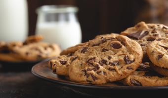 Chocolate chip cookies are one of the most popular cookies in the world. Check out this sugar-free (but equally delicious) chocolate chip cookie recipe for a tooth-friendly treat!